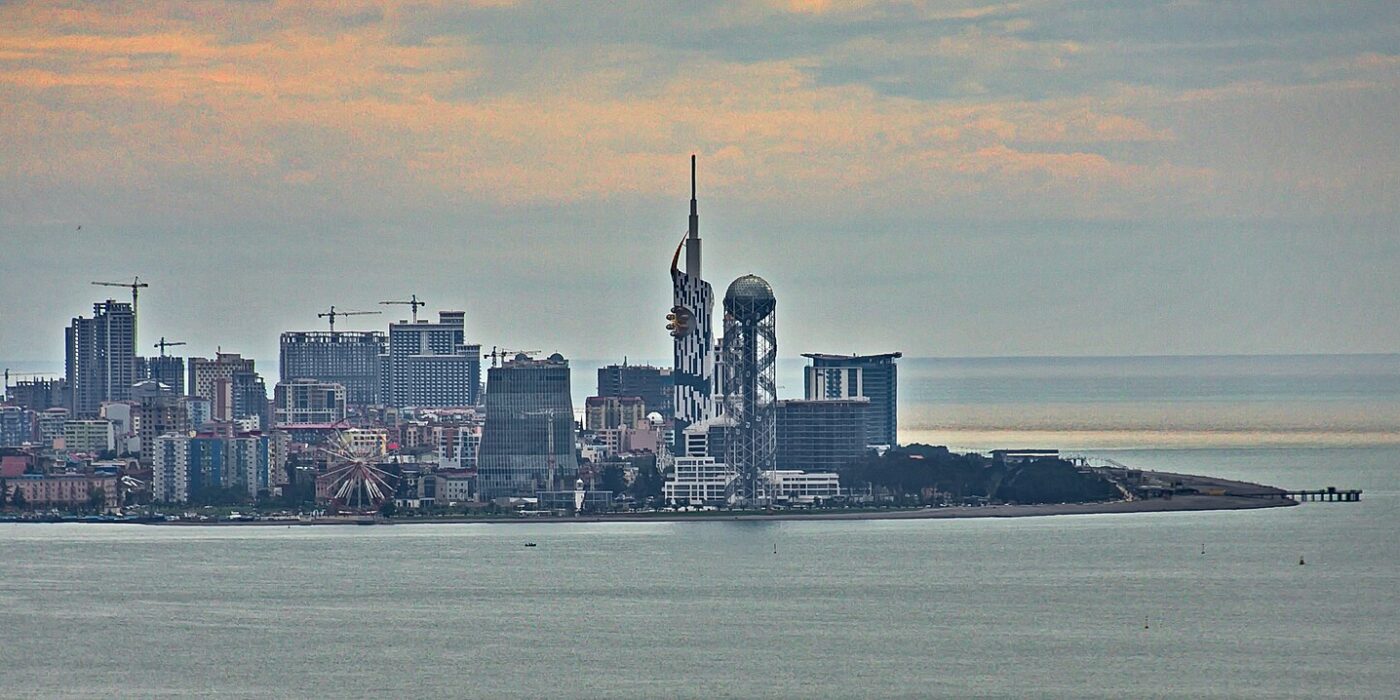 Panorama moderního Batumi — město u moře vsadilo na odvážnou architekturu